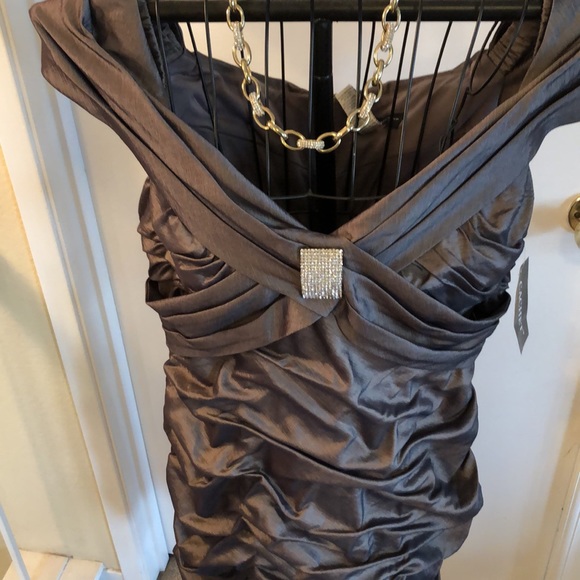 ❤️‍🔥CACHET Evening Gown off the shoulders with sparkling rhinestone accent.SZ16 - Picture 7 of 8